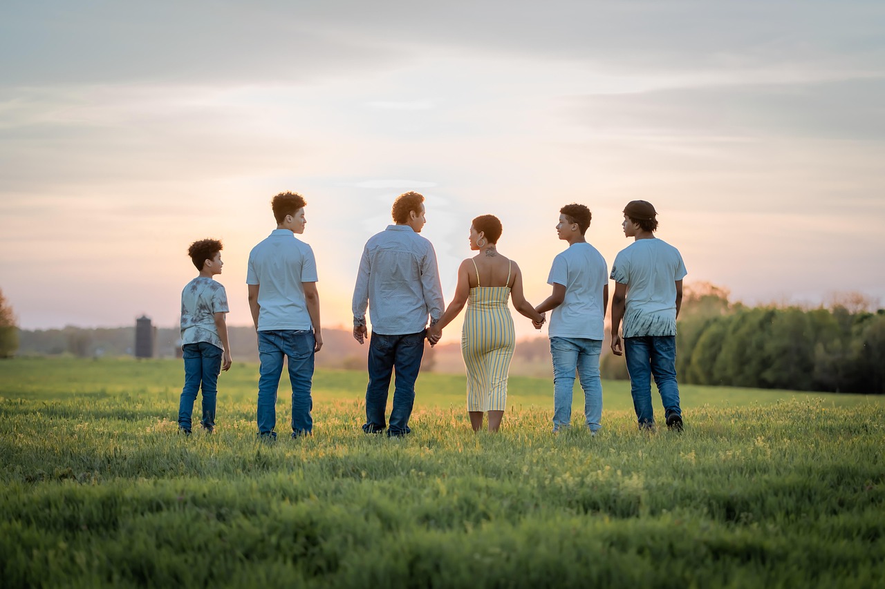 Lebensversicherung verkaufen – finanzielle Spielräume für die Familie Familie informiert sich über das Thema Lebensversicherung verkaufen statt kündigen